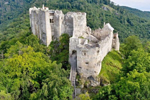 hrad-uhrovec-2025